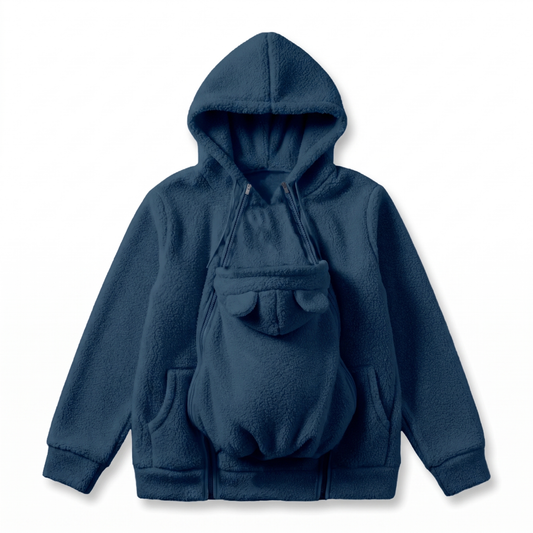 Elternteil trägt den Fleece-Babytrage-Hoodie mit Baby sicher in der einzippbaren Känguru-Tasche