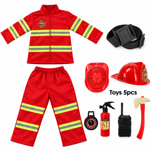 Kind trägt rote Feuerwehrmann-Kostümuniform mit Helm
